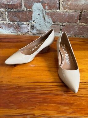 Calvin Klein Beige Patent Pointed-Toe Kitten Heels size 8.5M